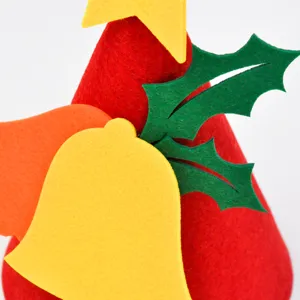 Detailansicht der kleinen Filz-Weihnachtsmütze Dekoration mit roten Hütchen und Glöckchen.