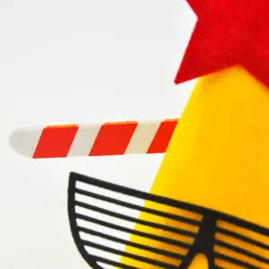 Mini Weihnachts-Partyhut Requisiten Detail, gelber Kegel mit rotem Stern für Kinder.