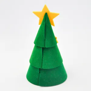 Detailansicht des DIY Filz Weihnachtsbaums mit gelbem Stern als Tischdeko für Feste.