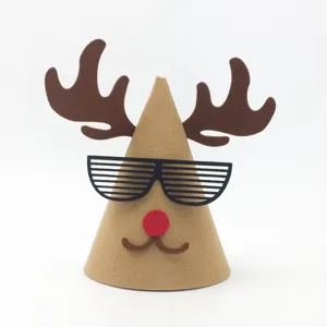 Detailansicht der süßen Filz Rentiermütze für Kinder Weihnachtsfeier mit Sonnenbrille.