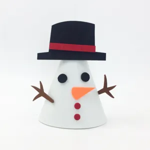 Detailansicht eines niedlichen Filz-Schneemann-Bastelsets mit Zylinder für Weihnachtsdeko.