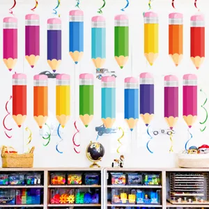 Decoraciones colgantes de remolinos en forma de lapiz para la fiesta escolar infantil.