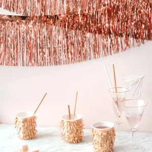 Vue detaillee du rideau a franges or rose, parfait pour anniversaire et fete de mariage.