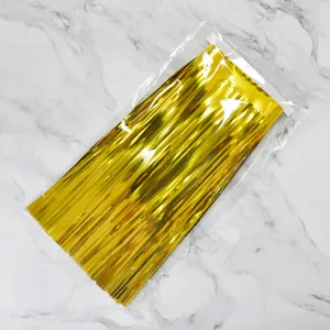 Vue détaillée du rideau à franges doré brillant pour décoration de fête et mariage.