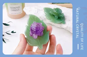 Natuurlijke kristallen schildpad snijwerk op groen aventurijn blad voor bureau decoratie