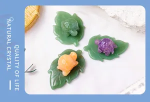 Gedetailleerd uitzicht van natuurlijke kristallen schildpad snijwerk op groen aventurijn blad.