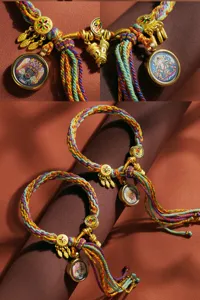 Tibetisches handgefertigtes buntes geflochtenes Armband mit Thangka, ethnischer Schmuck.