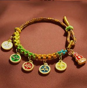 Handgemachte tibetische geflochtene bunte Seilarmband Detail mit ethnischen Reichtum Anhängern.