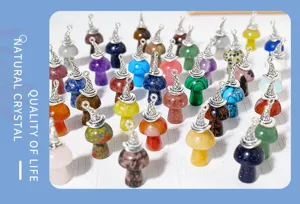 Detalles del colgante de seta de cristal natural con un diseño de sombrero mago.