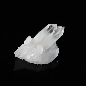 Natürlicher weißer Kristall Cluster Rohstein Detailansicht für die elegante Inneneinrichtung.