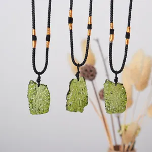 Natürlicher Moldavit Anhänger Halskette roher Stein unregelmäßiger Schmuck Kristall Geschenk