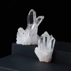 Detailaufnahme des natuerlichen weissen Quarzt Kristallclusters als roher Energiestein.