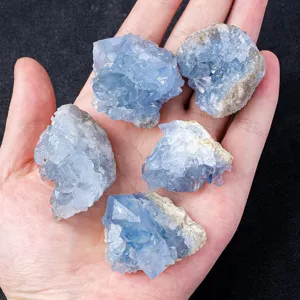 Detailaufnahme von rohem blauen Kristall-Cluster, ideal für Tischdekoration und Sammlung.