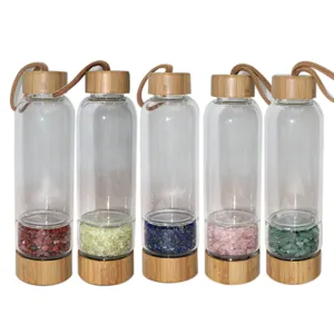 Kristallglas Wasserflasche mit Bambusdeckel und bunten Edelsteinen im separaten Bodenfach.