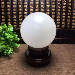 Natürliche weiße Kristallkugel Feng Shui Dekoration mit Holzsockel für das Wohnzimmer.