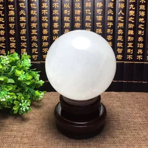 Natürliche weiße Kristallkugel mit Holzsockel für Heimdekoration Feng Shui Geschenk.