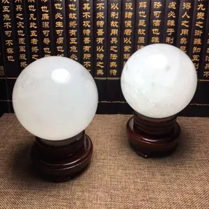 Weißer Kristallkugel Feng Shui Ornament Wohnkultur mit Holzsockel für Wohnzimmer Flur