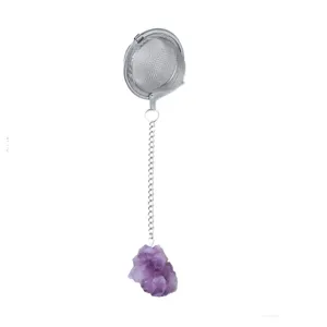 Edelstahl-Teesieb mit natürlichem rohen Amethyst-Kristallanhänger, Detailansicht.