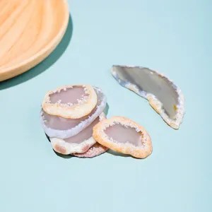 Gros plan détaillé de tranches d'agate polie naturelle spécimen de cristal et déco.