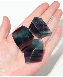 Natürliche Regenbogen-Flussspat-Kristallsteine, geometrisch geschnittene Edelsteine zur Deko.