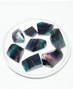 Natürliche Regenbogen-Fluorit-Kristallsteine, geschliffene Tischornamente und Aquariendekor.