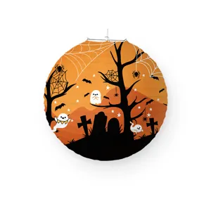 Primer plano de la linterna de papel de Halloween con detalles de fantasmas y murciélagos.