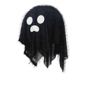 Detalle de primer plano de decoración colgante de fantasma negro de Halloween con ojos blancos.