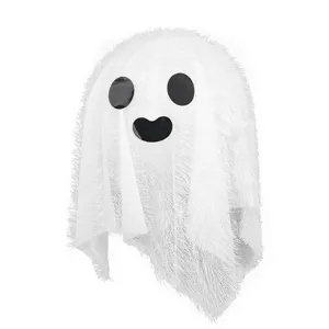 Primer plano detalle de la decoración colgante fantasma Halloween blanca con ojos y sonrisa.