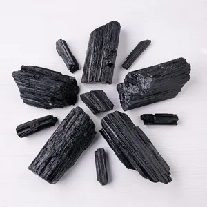 Pierres brutes de cristal de tourmaline noire naturelle spécimens minéraux pour déco.