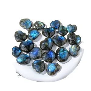 Piedra de palma en forma de corazón de labradorita natural con brillo azul vivo