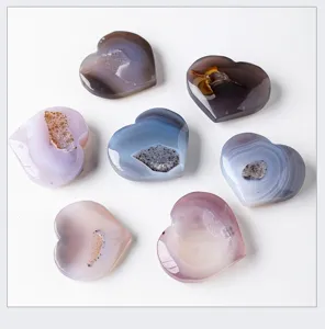 Natürlicher Kristall Achat Herz Geode Detail, wunderschöne Kristallstufe Dekoration.