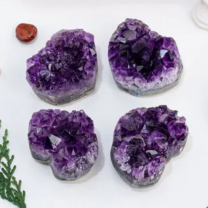 Améthyste violette naturelle amas de cristaux en forme de cœur pierre brute décoration