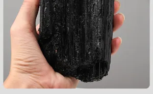 Natürlicher schwarzer Turmalin Rohkristall Stein für Dekoration und Mineralunterricht.