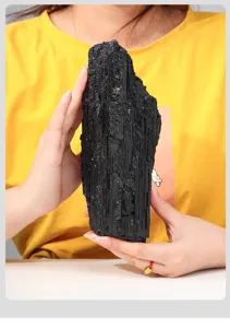 Natürlicher schwarzer Turmalin Rohkristall Stein Mineralprobe für Dekoration und Heilung.