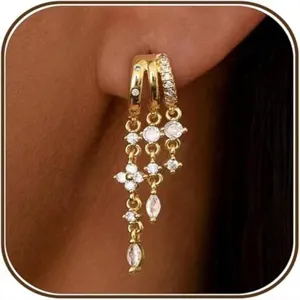 Eleganti orecchini pendenti in ottone dorato con pietre in zirconia cubica scintillanti.