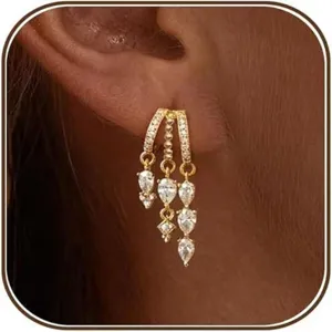 Eleganti orecchini pendenti dorati a più fili decorati con zirconi brillanti.