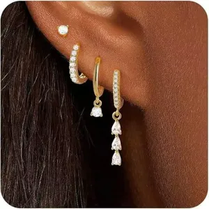 Superbe ensemble de boucles d'oreilles plaqué or avec cristaux de zircone pour femmes.