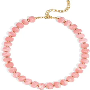 Vue détaillée du collier de perles roses tendance avec des intercalaires métalliques dorés.