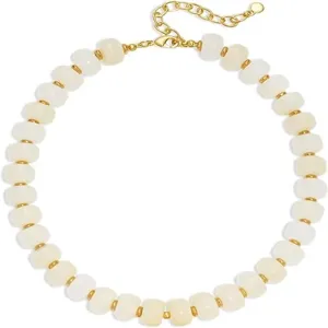Gros plan détaillé d'un collier de perles en laiton doré pour femme élégant et chic design