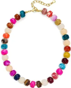 Collier de perles multicolores pour femmes bijoux d'or élégant accessoire chic style.