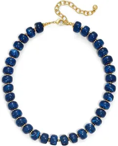 Collier de perles bleu élégant en laiton plaqué or, vue détaillée pour femme moderne.