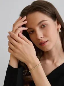 Vergoldetes Kristallarmband Detailaufnahme zeigt elegante Handwerkskunst und Schmuckdetails.