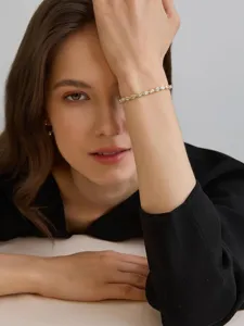 Elegantes vergoldetes Armband mit funkelnden tropfenförmigen Zirkonia Steinen detail.