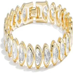 Nahaufnahme eines goldenen Tennisarmbands mit funkelnden birnenförmigen Zirkonia Steinen.