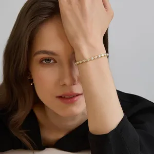 Atemberaubendes vergoldetes Messing Armband mit birnenförmigen Steinen für Damen, eleganter Schmuck.