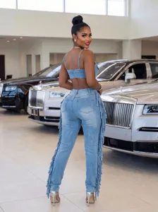 Vista detallada del conjunto sexy de top corto y pantalon vaquero con flecos desgastados