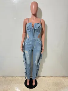 Mujer mono de mezclilla azul claro sexy con tirantes flecos romper desgastado vaquero