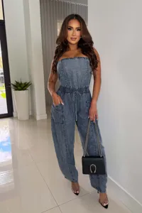 Stupenda tuta in denim senza spalline nei dettagli della scena, elegante e alla moda.