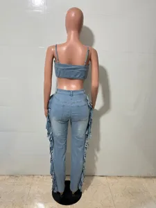 Vista trasera de un conjunto vaquero desgastado sexy con flecos en los laterales, estilo chic.