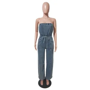 Vista dettagliata della tuta in denim senza spalline, vestibilità dritta con coulisse in vita.